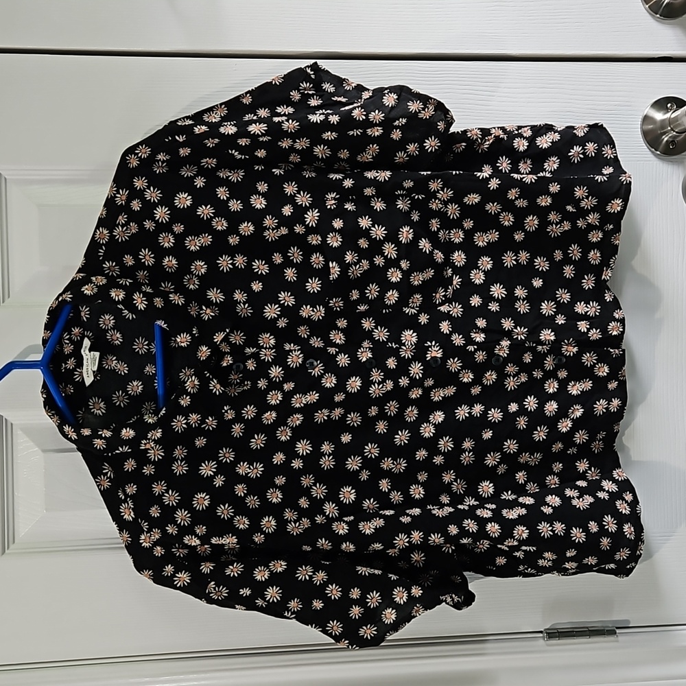 American Eagle cropped shirt button down size large with daisys